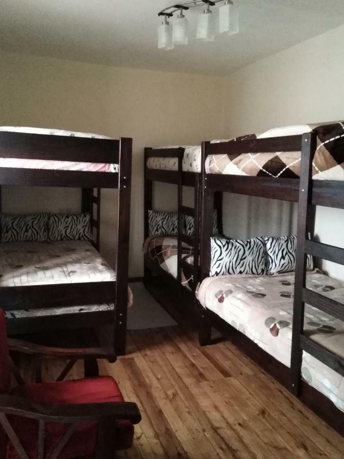 Cama en habitación compartida femenina de 6 camas
